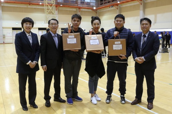 크기변환_칭찬직원으로 선정된 객실팀 김관기과장, 김보영대리, 정의석대리(박스들고 있는 왼쪽부터).jpg