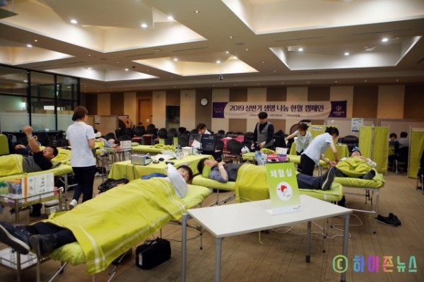 batch_[크기변환]카지노미팅룸에서 헌혈 캠페인이 진행되고 있다..jpg