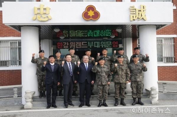 batch_[크기변환]36보병사단, 강원랜드 관계자들 모습(앞줄왼쪽3번째 한형민강원랜드부사장, 그 오른쪽 36사단장 신희현소장) (1).jpg