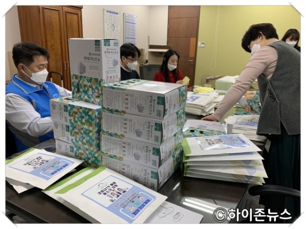batch_[크기변환]지난 11일 재단 직원들이 취약계층에 나눠줄 마스크 포장 작업을 하고 있다 (1).jpg