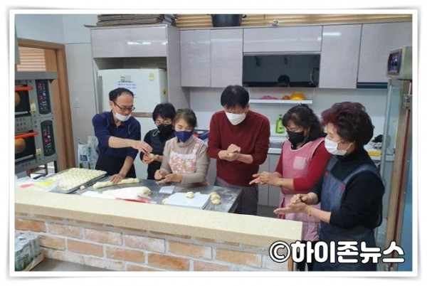 batch_[크기변환]문곡소도동 주민자치위원회, 사랑의 빵 나눔 봉사.jpg