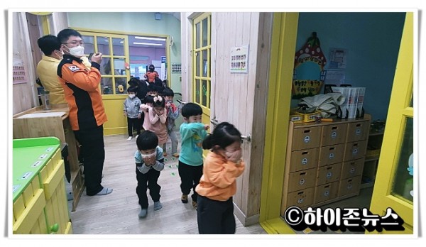 ahihi2022.11.22_중앙어린이집 화재대피 훈련(2).jpg