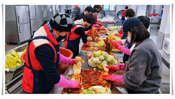 ahihi(2022.12.10.)상장동지역사회보장협의체,‘상장마을 김장하는 날’사랑의 김장김치 나눔 (2).png