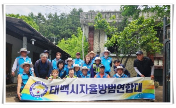 11186.태백시 자율방범연합대  취약 가구 청소 봉사 (1).jpg