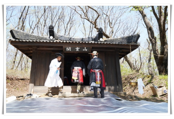 11인관련사진1. 태백산 사길령 산령각.jpg