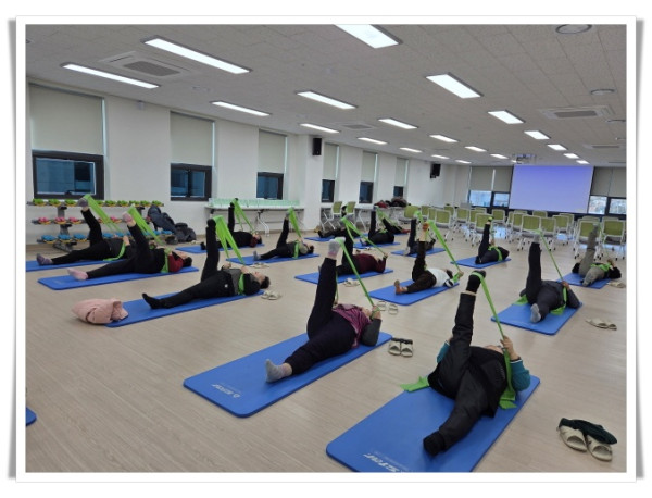 11인3. 태백시, 건강생활지원센터에서 어르신 건강체조교실로 ‘후끈한 겨울나기’.jpg