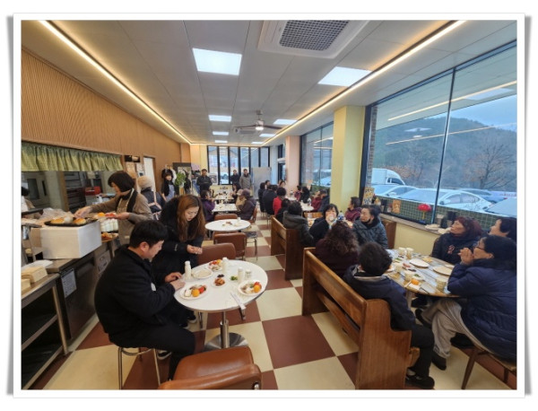 11인7. 몽토랑산양목장&amp;뷰카페  삼수동 어르신 경로잔치 개최 (2).jpg