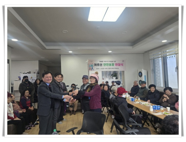 11인1. 태백시, 도와 협력해 어르신 보행 안전 강화…강원특별자치도 재난 안전실 주관 안전지팡이 전달식 열려 (2).jpg